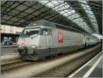 Die SBB Re 460 107-6 mit einem EC Milano - Genève beim Halt in Lausanne.