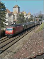 Eine SBB Re 460 schiebt ihren Pendelzug von Brig nach Genève, hier beim Château de Chillon.