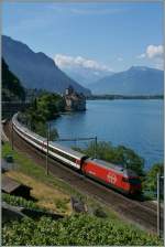 Eine Re 460 mit eine IR nach Genève beim Châteua de Chillon.