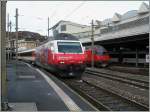 Die SBB Re 460 048-2 mit einem IR nach Brig.