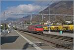 Eine SBB Re 460 fährt mit ihrem IR 90 durch den Bahnhof von Villeneuve. Der Zug ist auf dem Weg nach Brig. 

14. Nov.2024