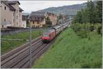 Eine SBB Re 460 ist mit ihrem IR 90 bei La Tour-de-Peilz auf dem Weg in Richtung Brig.