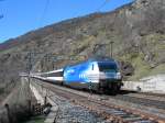 Die Re 460 024-3 Zugkraft Aargau schiebt ihren IC am 16.03.2007 die L�tschberg S�drampe rauf.