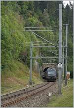 re-465-bls-2/711292/die-bls-re-465-002-ist Die BLS Re 465 002 ist mit dem 'Kambly-Zug' auf der Fahrt von Bern nach La Chaux de Fonds und taucht in den den 3259 Meter langen Longes Tunnel ein. 

Der Jura ist zwar weit weniger hoch wie die Alpen, doch wie die Neigungstafel am Fahrleitugnsmast im Vordergrund zeigt, sind hier die Steigungen der Gotthard- oder Lötschbergbahn ebenbürdige. 

12. August 2020