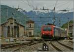 Die SBB Re 474 017 erreicht mit einer Rola von Novara nach Freiburg Domodossola.