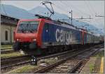 Die Re 474 017 und 003 treffen mit einer RoLa von Novara nach Freiburg in Domodossola ein.