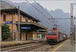 Die SBB Re 474 016 mit einem Güterzug Richtung Norden bei der Durchfahrt in Cuzzago.
29. Nov. 2018