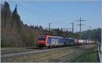 Die SBB Re 474 016 und eine weitere 189 sind bei Mülenen mit einem Güterzug in Richtung Süden unterwegs. 

14. April 2021