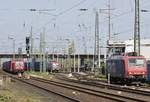 482 032-4 rangiert am 22.04.2021 im Bahnhof Duisburg-Rheinhausen, im Hintergrund die DB- Last Mile  187 016, daneben eine EU 46 der PKP, die soeben mit einem Zug der  Neuen Seidenstraße 