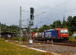 Die an die DB Cargo Deutschland AG vermietete Re 482 016-3 (91 85 4482 016-3 CH-SBBC) der SBB Cargo AG fährt am 20.08.2021 mit einem Container-Zug durch Betzdorf/Sieg in Richtung Köln.