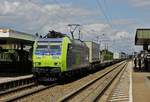 BLS Cargo 485 004-6 durchfährt am 30.07.2015 den Bahnhof Bad Krozingen in südlicher Richtung