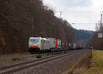 Die BLS Cargo 507, Re 486 507-7 (91 85 4486 507-7 CH-BLSC) fährt am 26.03.202, mit einem KLV-Zug, bei Dillbrecht über Dillstrecke (KBS 445) in nördlicher Richtung.