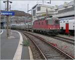 Die SBB RE 6/6 11677 (Re 620 077-8)  Neuhausen am Rheinfall  wartet in Lausanne mit einem Güterzug auf die Weiterfahrt.

21. Nov. 2024