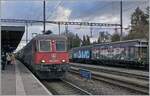 Die SBB Re 6/6 11667 (Re 620 067-9)  Bodio  fährt mit einem Güterzug durch den Bahnhof von Wohlen. Wohlen liegt im Freiamt an der Südbahn, einer wichtigen Zufahrtsstrecke für den Güterverkehr zum Gotthard.

6. Dez. 2024