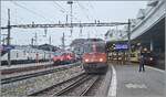 Eine miserable (Handy)-Fotoqualität, ein miserabler Fotostandort - aber wann fuhr zum letzten Mal ein Reisezug mit einer SBB Re 6/6 ? Aus diesem Grund wage ich doch diese Bild hier zu zeigen: die SBB Re 6/6 11622 (Re 620 022-4)  Suhr  verlässt mit dem traditionellen Silvester Zug der  L'Association 141 R 568  Lausanne in Richtung Bern.

31. Dez. 2024