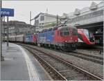 Erneut (und wie planmässig vorgesehen) ist der EWLV Zug von Lausanne (Triage) nach Zürich (RBL) via Brig und Kandersteg mit zwei Re 6/6 unterwegs und wartet in Lausanne auf die Blockdistanz zum vorausfahrenden IR90. 
An der Spitze führt die Re 6/6 11622 (Re 620 022-4)  Suhr  und dahinter hilft die Re 6/6 111634-9 (Re 620 034-9)  Aarburg Oftringen  

22. Mai 2025