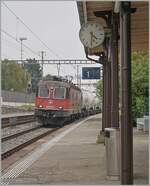 An diesem nebligen Nachmittag erreicht die SBB Re 6/6 116 (Re 620 030-7)  Herzogenbuchsee  mit ihrem Zementzug nach Eclepens den Bahnhof von Auvernier.

8. Oktober 2025