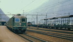 Re 6/6 11635 hat im Mai 1980 den Bahnhof Göschenen erreicht, rechts ein Auto-Shuttle nach Airolo