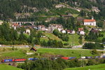 Gotthard-Nordrampe bei Wassen I: Eine Re 6/6 der SBB Cargo und eine weitere Re 6/6 erreichen am 12.09.2016 mit einem südwärts fahrenden Güterzug die Wattinger Kurve, im Hintergrund das