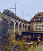 Von einer Re 6/6 gezogen fährt der IC 375  Mont-Blanc  auf dem Oberdorfviadukt in Richtung Grenchenbergtunnel. 

Analogbild vom 4. August 1984
