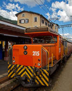 Die RhB Ge 3/3 - 215 steht am 06.09.2021 mit einem Güterzug im Bahnhof Samedan (1.705 m.ü.M.), aufgenommen aus einem Zug heraus.
