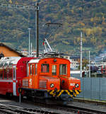 ge-22/722233/das-rhb-eselchen-162-bzw-der Das RhB 'Eselchen' 162 bzw. der Rangiertraktor RhB Ge 2/2 162, ex BB Ge 2/2 62 steht am 04.11.2019 im RHB-Bahnhof Tirano.

Von der kleinen Elektrolokomotive Ge 2/2 wurden nur zwei Loks von diesem Typ für Berninabahn (BB) , heute der Rhätischen Bahn (RhB), gebaut, ursprünglich die BB 61 und BB 62, seit 1961 mit den Nummern RhB 161 und 162.

Beide Gleichstromloks wurden 1911 von der Berninabahn (BB) für Vorspanndienste beschafft, sie wurden von SIG in Neuhausen am Rheinfall und Alioth gebaut. Die damals noch braun lackierten Maschinen erhielten die Nummern Ge 2/2 61 und 62 und waren noch mit Lyra-Stromabnehmern bestückt. Nach der Übernahme der BB durch die RhB im Jahre 1942 wurden sie verschiedentlich modernisiert; sie tragen heute einen Einholmstromabnehmer und sind meistens als Rangierloks in Tirano und Poschiavo tätig.

Sie werden wegen ihrer Form auch 'Mini-Krokodile' oder wegen ihres Aufgabenbereichs 'Eselchen' genannt. Zwischen den Vorbauten ist ein Gang, so dass ein Übergang zum Zug möglich war. Die Benutzung ungeschützter Übergänge ist aber inzwischen selbst dem Personal untersagt, so wurden folgerichtig an den beiden Loks die Übergangsbleche entfernt. Die Loks sind die zweitältesten im Dienst befindlichen Lok der RHB.

Technische Daten der Ge 2/2
Betriebsnummern: 161 und 162 (ex 61 und 62)
Hersteller: SIG, Alioth
Baujahr: 1911
Anzahl Fahrzeuge: 2
Spurweite: 1.000 mm
Achsanordnung: B
Länge über Puffer: 7.740 mm
Breite: 2.500 mm
Achsabstand:
Triebraddurchmesser (neu): 975 mm
Dienstgewicht: 18.0 t
Höchstgeschwindigkeit: 45 km/h
Stundenleistung: 250 kW (340 PS)
Anfahrzugkraft: 37,6 kN
Stundenzugkraft: 27,5 kN bei 27 km/h
Motorentyp: Gleichstrom Reihenschluss
Fahrleitungsspannung: 1 kV DC (Gleichstrom) / 750 V DC vor 1935  