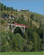 ge-44-ii/336460/guarda-schauen-heisst-der-ort-hoch Guarda (Schauen) heisst der Ort hoch oben auf dem Berg - Schauen und Geniessen werden wohl auch die Reisenden des RE von Scuol nach Pontresina mit einer Ge 4/4 II.
11. Sept. 2011