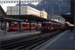 In Chur steht Capricorn ABe 4/16 3136 als Regionalzug nach Landquart parat. Daneben steht Ge 4/4 II 629 mit einem Zug ins Vorderrheintal bereit und rechts steht Allegra 8/12 3513 vor dem langen Interregio nach St. Moritz bereit. Januar 2023.