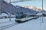 Die MOB Ge 4/4 8001 mit ihrem GoldenPass Panoramic PE 2212 von Montreux nach Zweisimmen beim Halt in Rossinière.