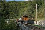 Jubilum: 50 Jahre Blonay - Chamby Museumsbahn und fr mich einer der schnsten Momente, der Besuch des RhB Bernina Krokodils Ge 4/4 182. Im Bild wurde der Zug nach dem aus Gewichtsgrnden getrennten berqueren der Baye de Clarens Viadukts wieder zusammen gestellt und fhrt nun weiter nach Chaulin.

15. Sept. 2018