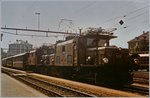 ge-66-rhb/520460/ge-66-i-411-mit-ge Ge 6/6 I 411 mit Ge 6/6  I 403 und einem Nahgüterzug im Schlepp kurz vor der Abfahrt i Chur.
20. August 1984