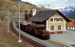 Mit einem Güterzug steht Ge 6/6 I 415 im April 1996 in Bahnhof Lavin zur Rückfahrt nach Samedan bereit