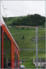 Die MGB  HGe 4/4 II 102 ist wenige Minuten nach der Abfahrt in Andermatt mit ihrem Zug in Richtuzng Oberalp Pass unterwegs.