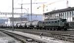 SBB Ae 4/7 Nr.10 987 mit Kesselwagenzug in Olten am 15.08.1980.