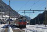 Bei kräftigem Gegenlicht erreicht die Re 4/4 II 11164 mit ihrem IR 2320 Locarno - Basel den Bahnhof Airolo.