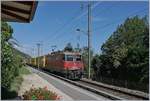 Die SBB Re 420 233-9 fährt mit einem Postwagenzug durch den  Bahnhof  von Ligerz in Richtung Westen.