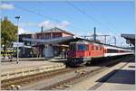 Die SBB Re 4/4 II 11130 wartet in Singen Htw) mit ihrem IC 4 483 auf die Abfahrt nach Zürich HB.