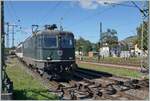 Die SBB Re 4/4 II 11161 in ihrer grünen Lackierung erreicht mit einem IC von Zürich nach Stuttgart den Bahnhof Singen.