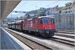 Die SBB Re 4/4 II 11294 (Re 420 294-1)  100 Jahre Zirkus KNIE  steht mit einem Nahgüterzug in Spiez.