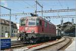 Die mit einer automatische Kupplung vom Typ Scharfenberg ausgerüsteten Re 4/4 II 111263 (Re 420 263-6) verlässt mit einem Güterzug den Bahnhof von Lausanne in Richtung St-Maurice.