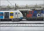 Verkuppelt, aber wie? SBB Cargo Re 420 346-9 (Re 4/4 II 11346) und der DB S-Bahn Stuttgart Triebzug 430 213 in Lausanne. 

21. November 2021