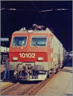 Die SBB Re 4/4 IV 10102 mit einem internationalen Schnellzuug von Milano nach Genève beim Halt in Lausanne.