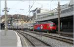 Die SBB Re 460 058-1  100 Jahre Zirkus Knie  wartet mit ihrem IC1 713 (Genève Aéroport - St.