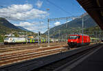 Zwei Geschwister aus der Lok-2000-Familie am 07.09.2021 im Bahnhof Brig:  Hinten links die BLS Werbelok Re 465 008-1  Allegra   (ex Niederhorn) mit Werbung Patenschaft für Berggemeinden und vorne