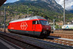 Die SBB Re 460 027-6 „Joggeli“ (91 85 4 460 027-6 CH-SBB) rangiert am 07 September im Bahnhof Brig.