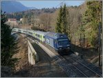 Die BLS Re 465 003-2 hat mit ihrem RE von Bern nach La Chaux de Fonds die Spitzkehre Chambrelien verlassen und fährt nun Richtung La Chaux de Fonds.