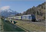 Die BLS Re 465 006-5 erreicht mit ihrem Regionalzug von Spiez nach Frutigen den Bahnhof von Mülenen.