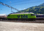 In Frutigen vor dem Lötschberg-Basistunnel wartet am 11 Juli 2022 die BLS Re 465 005, ex „Niesen“ (91 85 4465 005-7 CH-BLS) mit einem Kesselwagenzug auf Weiterfahrt, so konnte ich sie aus einem Zug aufnehmen.
Die Lok wurde 1994 von der SLM (Schweizerische Lokomotiv- und Maschinenfabrik) in Winterthur unter der Fabriknummer 5642 gebaut, der elektrische Teil ist von der ABB (Asea Brown Boveri).
Die Re 465 ist eine von der BLS Lötschbergbahn beschaffte elektrische, vierachsige Universallokomotive mit Umrichtertechnik. Sie ist eine Weiterentwicklung der Re 460 der SBB und gehört zur Lok-2000-Familie. Nach der Erstbestellung der BLS über acht Maschinen die 1994 gebaut wurden, folgten weitere 1997 zehn Loks (009–018) für den Huckepackkorridor. Diese Loks aus den 90er-Jahren sind für den Personen- wie für den Güterverkehr im Einsatz. Künftig werden sie auch beim Autoverlad und im Berner Oberland eingesetzt, nicht mehr im originalen Dunkelblau, sondern im leuchtenden BLS-Grün.
Die Re 465 stellen eine Weiterentwicklung der Re 460 dar. Wie diese hat sie GTO-Thyristoren als Ventile im Stromrichter und Drehstrom-Asynchronmotoren. Der Unterschied liegt in der Umrichteranlage. Im Fall der Re 460 besteht ein Traktionsstromrichter (in der Lok sind zwei Geräte verbaut, ein Gerät pro Drehgestell) aus zwei Vierquadrantenstellern, die den Zwischenkreis parallel versorgen, und einem Motor-Wechselrichter, der zwei Motoren parallel speist. Die Stromrichter der Re 465 gruppieren sich zu drei Vierquadrantenstellern parallel an einem Zwischenkreis mit zwei Wechselrichtern, je einen Motor im Drehgestell speisend. Somit lässt sich eine schleudernde Achse schneller und effektiver wieder in normalen Lauf bringen. Wurde bei der Entwicklung der Re 460 auf Dreipunkt-Stromrichter gesetzt, wurde im Gegensatz dazu die Re 465 mit Zweipunkt-Technik ausgestattet. Die Zwischenkreisspannung senkte man entsprechend von 3,5 kV (Re 460) auf 2,8 kV (Re 465). Zudem besitzt die Re 465 sechspolige Asynchron-Fahrmotoren (Re 460: vierpolige Asynchronmotoren). Daraus resultiert eine gegenüber der Re 460 erhöhte Dauerleistung von 6.270 kW (Stundenleistung von 7.000 kW).
Die Radsätze im Drehgestell stellen sich radial zum Gleisbogen ein.
Zudem war die Re 465 im Unterschied zur Re 460 mit der Vielfachsteuerung des Systems IIId und (mit Übergangskabel) BLS/BBC ausgerüstet. Diese erlaubte die Vielfachsteuerung zum Beispiel mit Re 4/4II, Re 4/4III, Re 6/6, Re 425 oder Ae 415, beim Refit wurde diese Vielfachsteuerung ausgebaut und dafür eine Vielfachsteuerung für TRAXX und Vectron-Loks eingebaut. 
Zwischen 2019 und 2022 durchliefen alle 18 Loks des Typs Re 465 ein Modernisierungsprogramm (Refit). Darin enthalten waren unter anderem der Einbau der Vielfachsteuerung ZMS für den Güterverkehr mit Traxx- und Vectron-Lokomotiven und ETB (Ethernet Train Backbone) für den Autoverlad am Lötschberg. Die Vielfachsteuerung des Systems IIId wurde ausgebaut, so ist die Vielfachsteuerung mit älteren Loks wie der Re 425 nicht mehr möglich. Die Kästen wurden saniert und neu in hellem BLS-Lindengrün mit blauem Logo lackiert. 
Mit diesem Refit verlängert sich die Lebensdauer der rund 25-jährigen Loks um weitere 15 Jahre. Sie sind neu bis ins Jahr 2040 einsetzbar. Die modernisierten Lokomotiven sind gut zu erkennen, sie sind neu grün lackiert werden damit zur auffälligen und klar ersichtlichen BLS-Markenbotschafterin. Das Modernisierungsprogramm kostete insgesamt rund 20 Millionen CHF. Modernisiert wurden alle Loks in der BLS-Werkstätte Bönigen. Im Zuge des Refits wurden alle Taufnamen und Bilder entfernt.
Im Personenverkehr zieht bzw. stößt die Re 465 die GoldenPass-Express-Züge zwischen Interlaken Ost und Zweisimmen, im Güterverkehr wird sie in Mehrfachtraktion mit anderen Loks (TRAXX und Vectron) eingesetzt. Die Loks werden ab Ende 2023 auch beim Autoverlad eingesetzt und ersetzen damit die braunen Loks des Typs Re 425. Damit kann die BLS auf eine Neubeschaffung verzichten.
TECHNISCHE DATEN:
Spurweite: 1.435 mm (Normalspur)
Achsformel: Bo’Bo’
Länge über Puffer: 18.500 mm
Drehzapfenabstand:11.000 mm
Achsstand im Drehgestell: 2.800 mm
Treibraddurchmesser: 1.100 mm (neu)
Höhe: 4.540 mm
Breite: 3.000 mm
Dienstmasse: 84 t
Höchstgeschwindigkeit: 230 km/h
Stundenleistung: 7.000 kW
Dauerleistung: 6.400 kW
Anfahrzugkraft: 300 kN
Stromsystem: Wechselstrom 15 kV 16,7 Hz
Quellen: BLS, Wikipedia und Anschriften
Stand/Überarbeitung: Oktober 2025 In Frutigen vor dem Lötschberg-Basistunnel wartet am 11 Juli 2022 die BLS Re 465 005, ex „Niesen“ (91 85 4465 005-7 CH-BLS) mit einem Kesselwagenzug auf Weiterfahrt, so konnte ich sie aus einem Zug aufnehmen.
Die Lok wurde 1994 von der SLM (Schweizerische Lokomotiv- und Maschinenfabrik) in Winterthur unter der Fabriknummer 5642 gebaut, der elektrische Teil ist von der ABB (Asea Brown Boveri).
Die Re 465 ist eine von der BLS Lötschbergbahn beschaffte elektrische, vierachsige Universallokomotive mit Umrichtertechnik. Sie ist eine Weiterentwicklung der Re 460 der SBB und gehört zur Lok-2000-Familie. Nach der Erstbestellung der BLS über acht Maschinen die 1994 gebaut wurden, folgten weitere 1997 zehn Loks (009–018) für den Huckepackkorridor. Diese Loks aus den 90er-Jahren sind für den Personen- wie für den Güterverkehr im Einsatz. Künftig werden sie auch beim Autoverlad und im Berner Oberland eingesetzt, nicht mehr im originalen Dunkelblau, sondern im leuchtenden BLS-Grün.
Die Re 465 stellen eine Weiterentwicklung der Re 460 dar. Wie diese hat sie GTO-Thyristoren als Ventile im Stromrichter und Drehstrom-Asynchronmotoren. Der Unterschied liegt in der Umrichteranlage. Im Fall der Re 460 besteht ein Traktionsstromrichter (in der Lok sind zwei Geräte verbaut, ein Gerät pro Drehgestell) aus zwei Vierquadrantenstellern, die den Zwischenkreis parallel versorgen, und einem Motor-Wechselrichter, der zwei Motoren parallel speist. Die Stromrichter der Re 465 gruppieren sich zu drei Vierquadrantenstellern parallel an einem Zwischenkreis mit zwei Wechselrichtern, je einen Motor im Drehgestell speisend. Somit lässt sich eine schleudernde Achse schneller und effektiver wieder in normalen Lauf bringen. Wurde bei der Entwicklung der Re 460 auf Dreipunkt-Stromrichter gesetzt, wurde im Gegensatz dazu die Re 465 mit Zweipunkt-Technik ausgestattet. Die Zwischenkreisspannung senkte man entsprechend von 3,5 kV (Re 460) auf 2,8 kV (Re 465). Zudem besitzt die Re 465 sechspolige Asynchron-Fahrmotoren (Re 460: vierpolige Asynchronmotoren). Daraus resultiert eine gegenüber der Re 460 erhöhte Dauerleistung von 6.270 kW (Stundenleistung von 7.000 kW).
Die Radsätze im Drehgestell stellen sich radial zum Gleisbogen ein.
Zudem war die Re 465 im Unterschied zur Re 460 mit der Vielfachsteuerung des Systems IIId und (mit Übergangskabel) BLS/BBC ausgerüstet. Diese erlaubte die Vielfachsteuerung zum Beispiel mit Re 4/4II, Re 4/4III, Re 6/6, Re 425 oder Ae 415, beim Refit wurde diese Vielfachsteuerung ausgebaut und dafür eine Vielfachsteuerung für TRAXX und Vectron-Loks eingebaut. 
Zwischen 2019 und 2022 durchliefen alle 18 Loks des Typs Re 465 ein Modernisierungsprogramm (Refit). Darin enthalten waren unter anderem der Einbau der Vielfachsteuerung ZMS für den Güterverkehr mit Traxx- und Vectron-Lokomotiven und ETB (Ethernet Train Backbone) für den Autoverlad am Lötschberg. Die Vielfachsteuerung des Systems IIId wurde ausgebaut, so ist die Vielfachsteuerung mit älteren Loks wie der Re 425 nicht mehr möglich. Die Kästen wurden saniert und neu in hellem BLS-Lindengrün mit blauem Logo lackiert. 
Mit diesem Refit verlängert sich die Lebensdauer der rund 25-jährigen Loks um weitere 15 Jahre. Sie sind neu bis ins Jahr 2040 einsetzbar. Die modernisierten Lokomotiven sind gut zu erkennen, sie sind neu grün lackiert werden damit zur auffälligen und klar ersichtlichen BLS-Markenbotschafterin. Das Modernisierungsprogramm kostete insgesamt rund 20 Millionen CHF. Modernisiert wurden alle Loks in der BLS-Werkstätte Bönigen. Im Zuge des Refits wurden alle Taufnamen und Bilder entfernt.
Im Personenverkehr zieht bzw. stößt die Re 465 die GoldenPass-Express-Züge zwischen Interlaken Ost und Zweisimmen, im Güterverkehr wird sie in Mehrfachtraktion mit anderen Loks (TRAXX und Vectron) eingesetzt. Die Loks werden ab Ende 2023 auch beim Autoverlad eingesetzt und ersetzen damit die braunen Loks des Typs Re 425. Damit kann die BLS auf eine Neubeschaffung verzichten.
TECHNISCHE DATEN:
Spurweite: 1.435 mm (Normalspur)
Achsformel: Bo’Bo’
Länge über Puffer: 18.500 mm
Drehzapfenabstand:11.000 mm
Achsstand im Drehgestell: 2.800 mm
Treibraddurchmesser: 1.100 mm (neu)
Höhe: 4.540 mm
Breite: 3.000 mm
Dienstmasse: 84 t
Höchstgeschwindigkeit: 230 km/h
Stundenleistung: 7.000 kW
Dauerleistung: 6.400 kW
Anfahrzugkraft: 300 kN
Stromsystem: Wechselstrom 15 kV 16,7 Hz
Quellen: BLS, Wikipedia und Anschriften
Stand/Überarbeitung: Oktober 2025