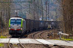 Die BLS Cargo 414 – Re 475 414-9  (91 85 4475 414-9 CH-BLSC) fährt am 20.04.2021 mit einem GTS - Container-Zug durch Kirchen/Sieg in Richtung Siegen.