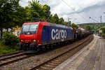 Die an die SBB Cargo International AG vermietete SBB Cargo Re 482 0017-1 (91 85 4482 017-1 CH-SBBC) fährt am 16 Juli 2024 mit einem Kesselwagenzug durch Kirchen/Sieg in Richtung Köln    Die